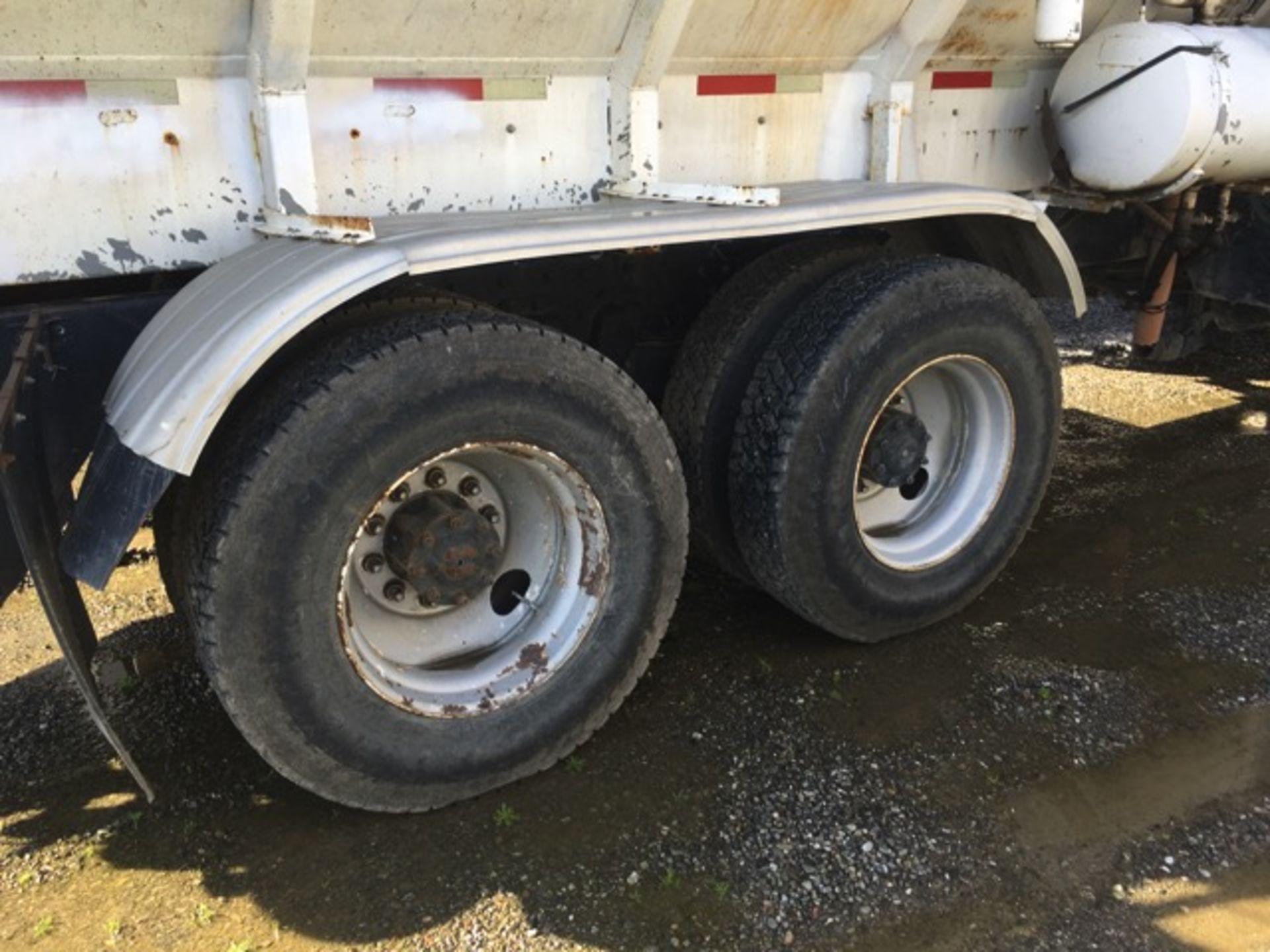 1982 Kenworth W900 Spreader Truck, Manuel Trans, Cummins Diesel Engine, AC, 46,000 GVWR, Odometer - Image 7 of 37