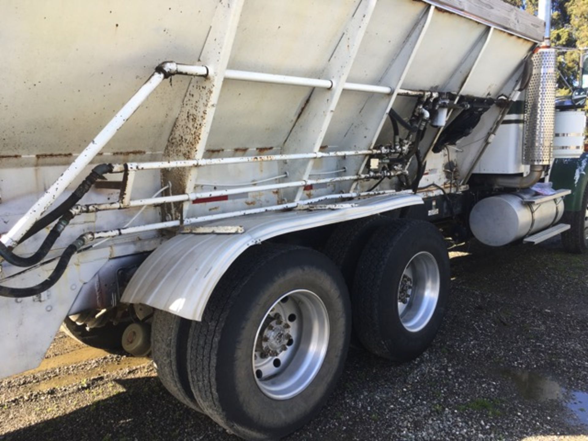 1995 Kenworth W900 Spreader Truck, Manuel Trans, Cummins Diesel, AM/FM CD, 12,000 GAWR, Odometer - Image 5 of 35