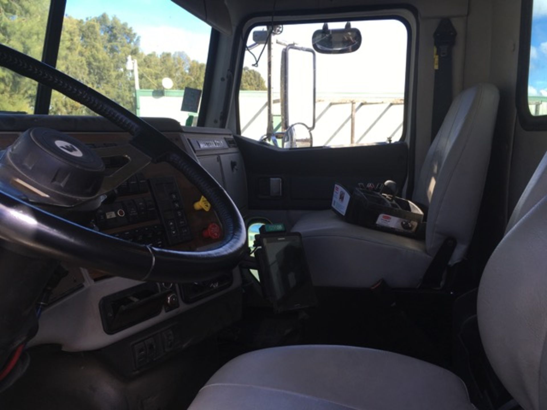 2018 Western Star 4700 SB Transfer Truck, Auto Trans, Air Ride Suspension, Tri Axle, Left Hand - Image 6 of 42