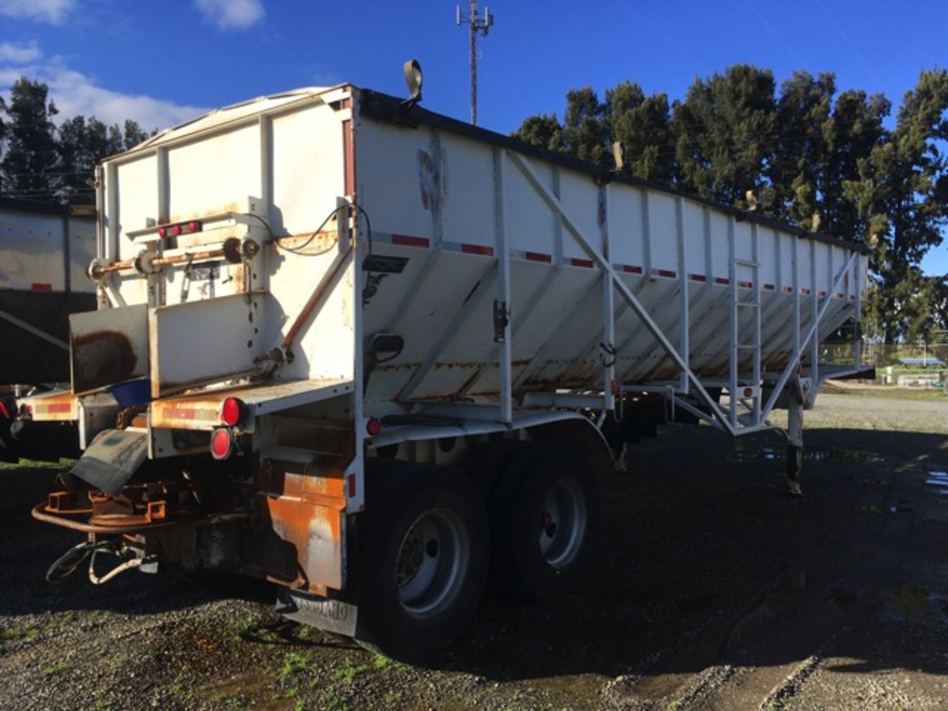 1995 Farmbed Bulk Belt Trailer, Tandem Axle, Top Hinge & Slider Controls, Roll Over Tarp, 11R22.5 - Image 4 of 14