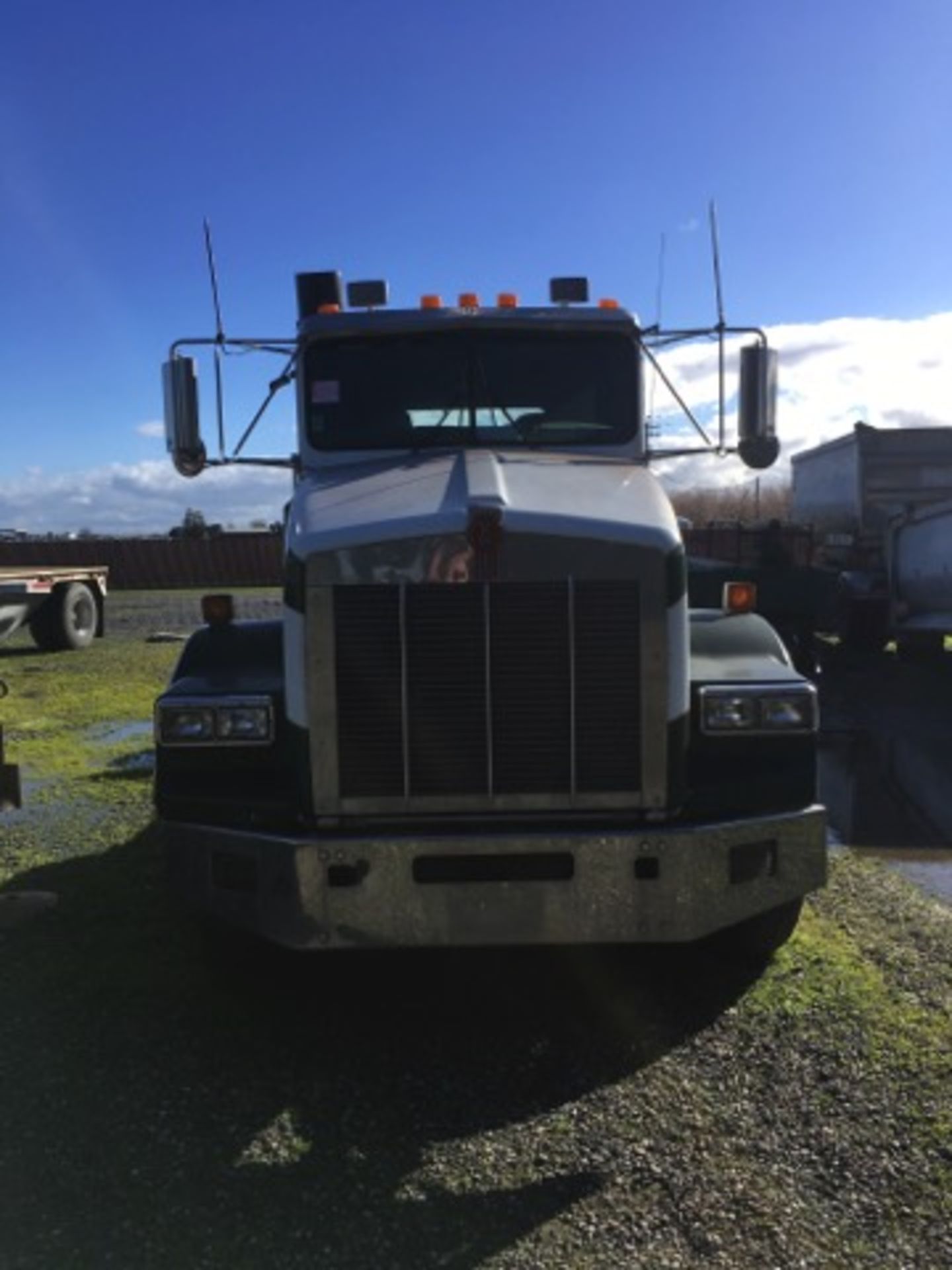 2004 Kenworth T800 Truck Tractor, L6 10.8L Cummins ISM 370 Diesel Engine, Air Brakes, Manuel - Image 2 of 29