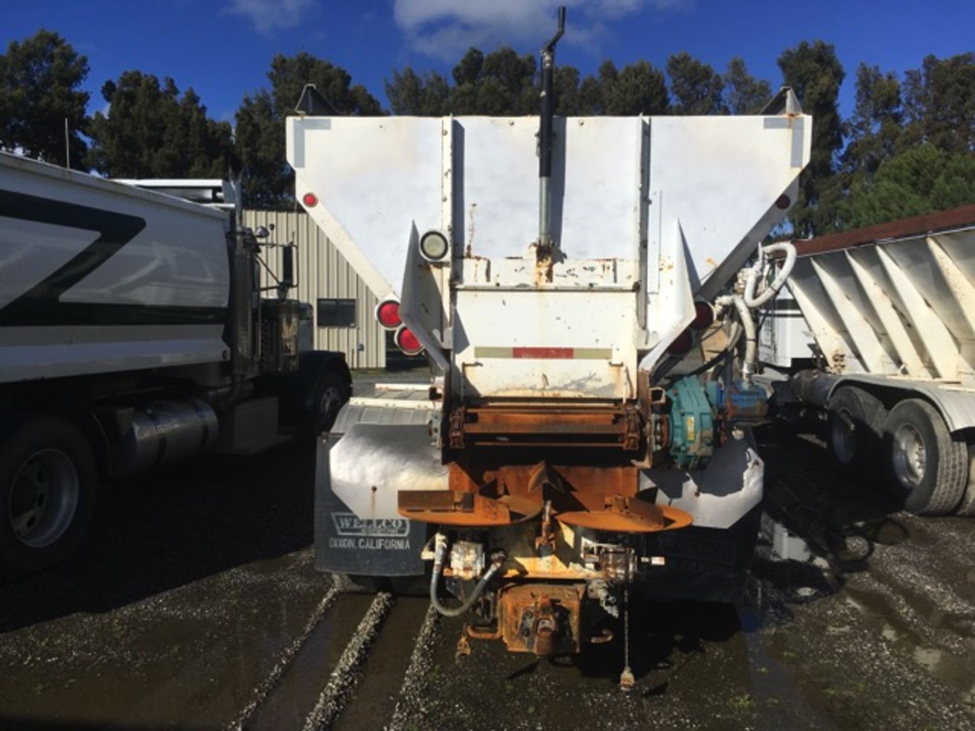 1982 Kenworth W900 Spreader Truck, Manuel Trans, Cummins Diesel Engine, AC, 46,000 GVWR, Odometer - Image 5 of 37