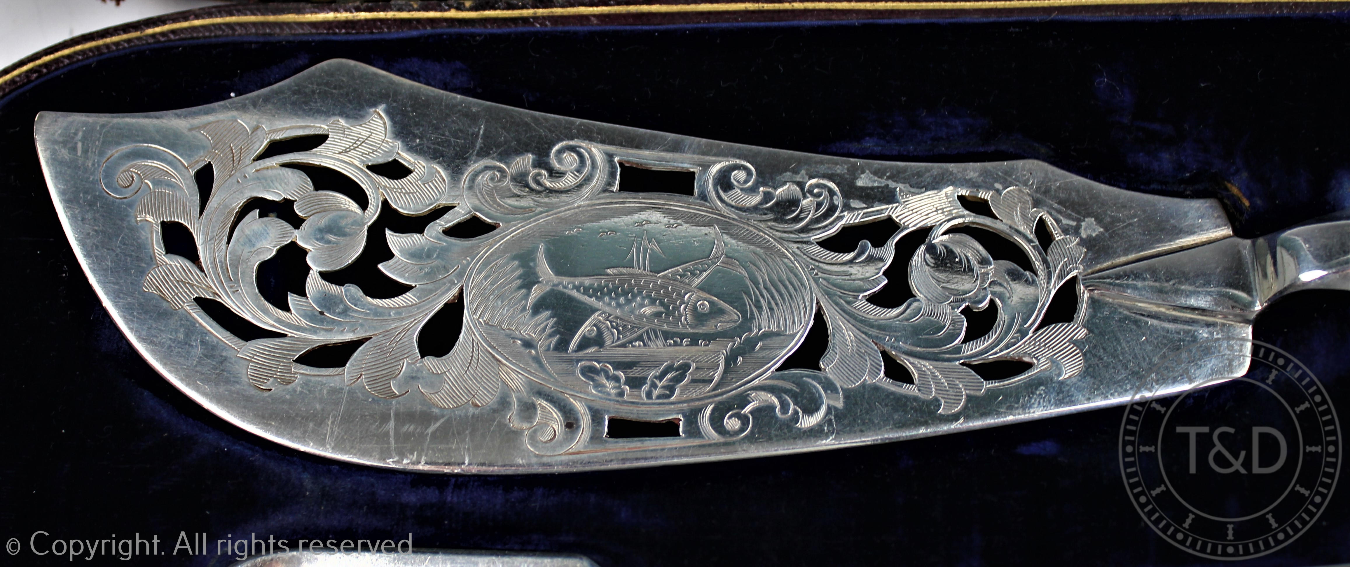 A pair of silver Victorian fish servers, H J Lias & Son, London 1862, - Bild 2 aus 3