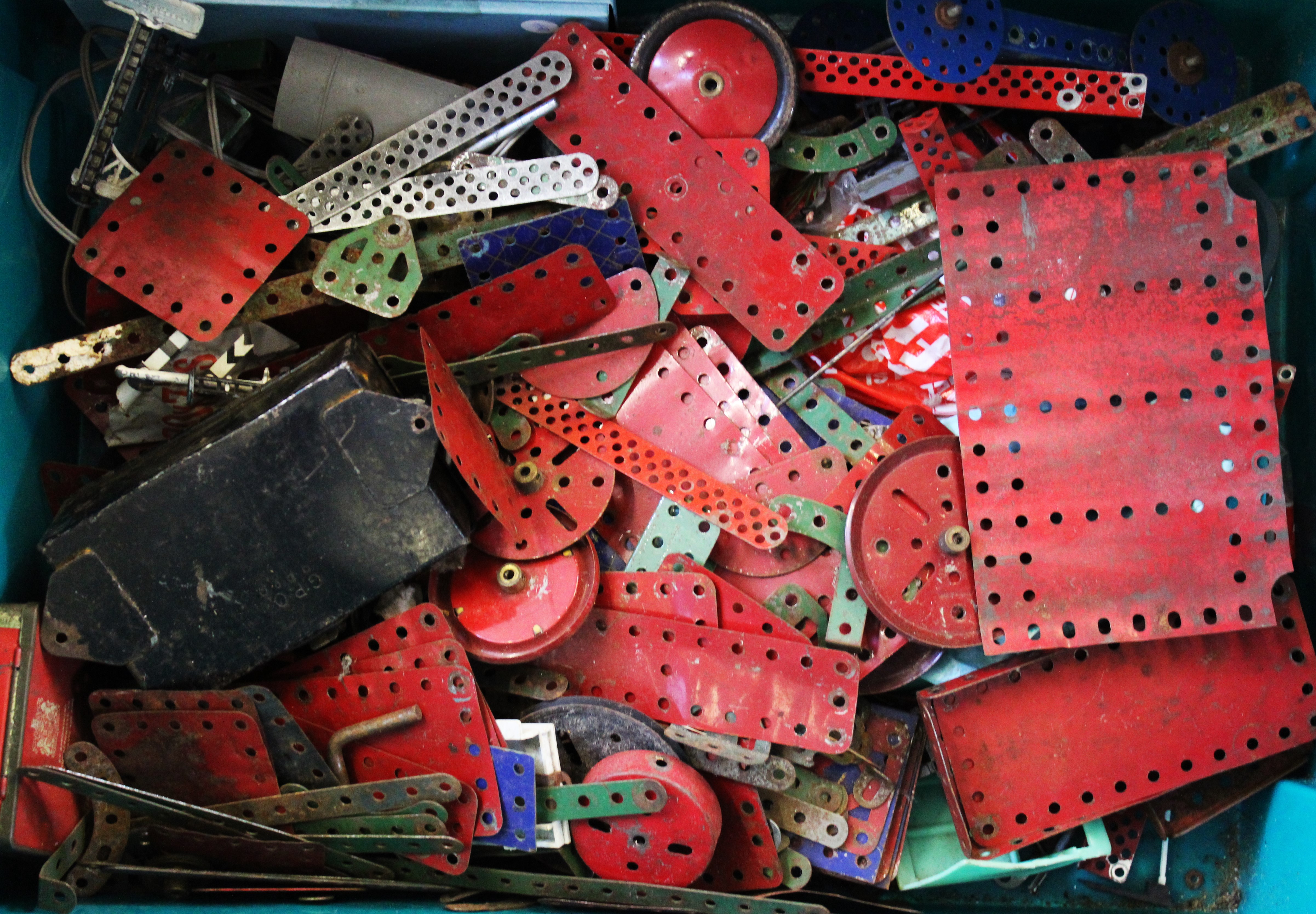 A selection of loose vintage Meccano, including a wooden Meccano box, - Bild 2 aus 3