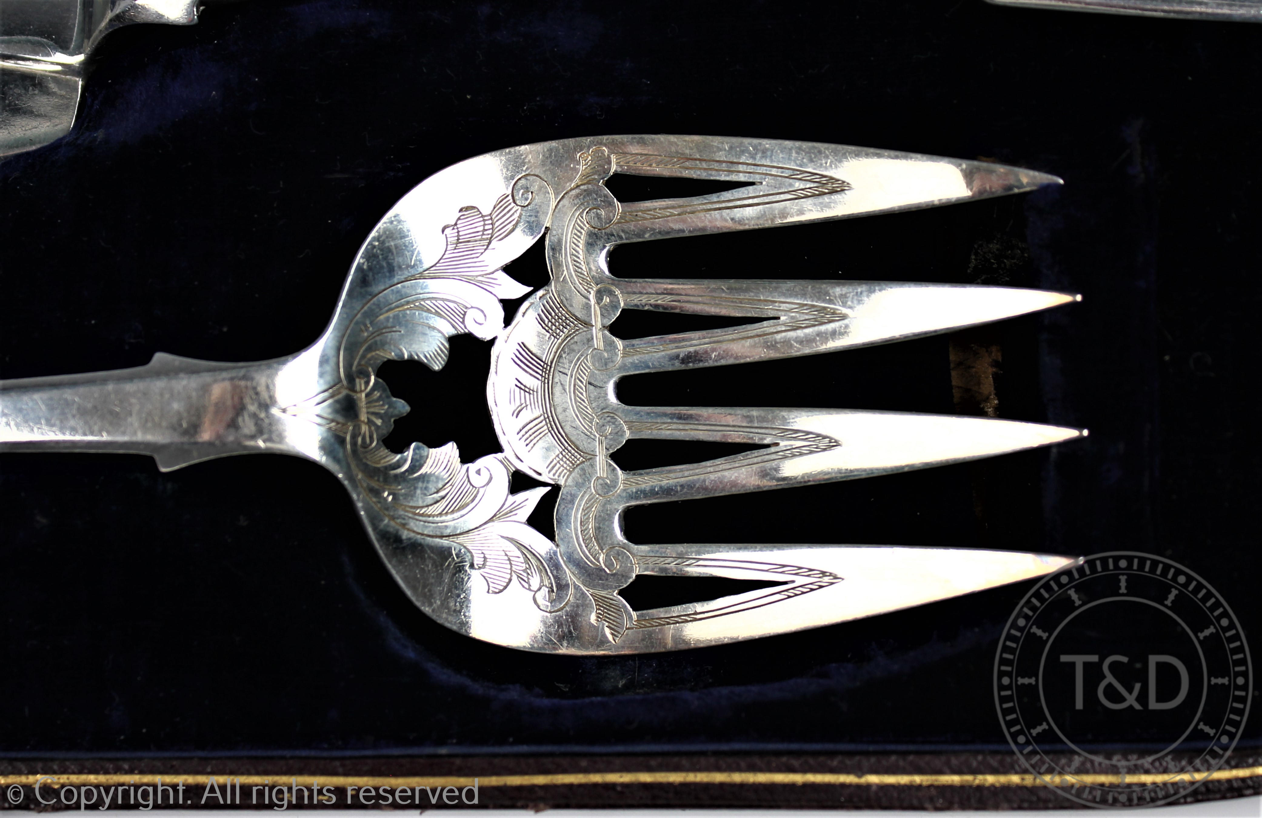 A pair of silver Victorian fish servers, H J Lias & Son, London 1862, - Bild 3 aus 3