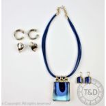 A Murano glass pendant and matching earrings,