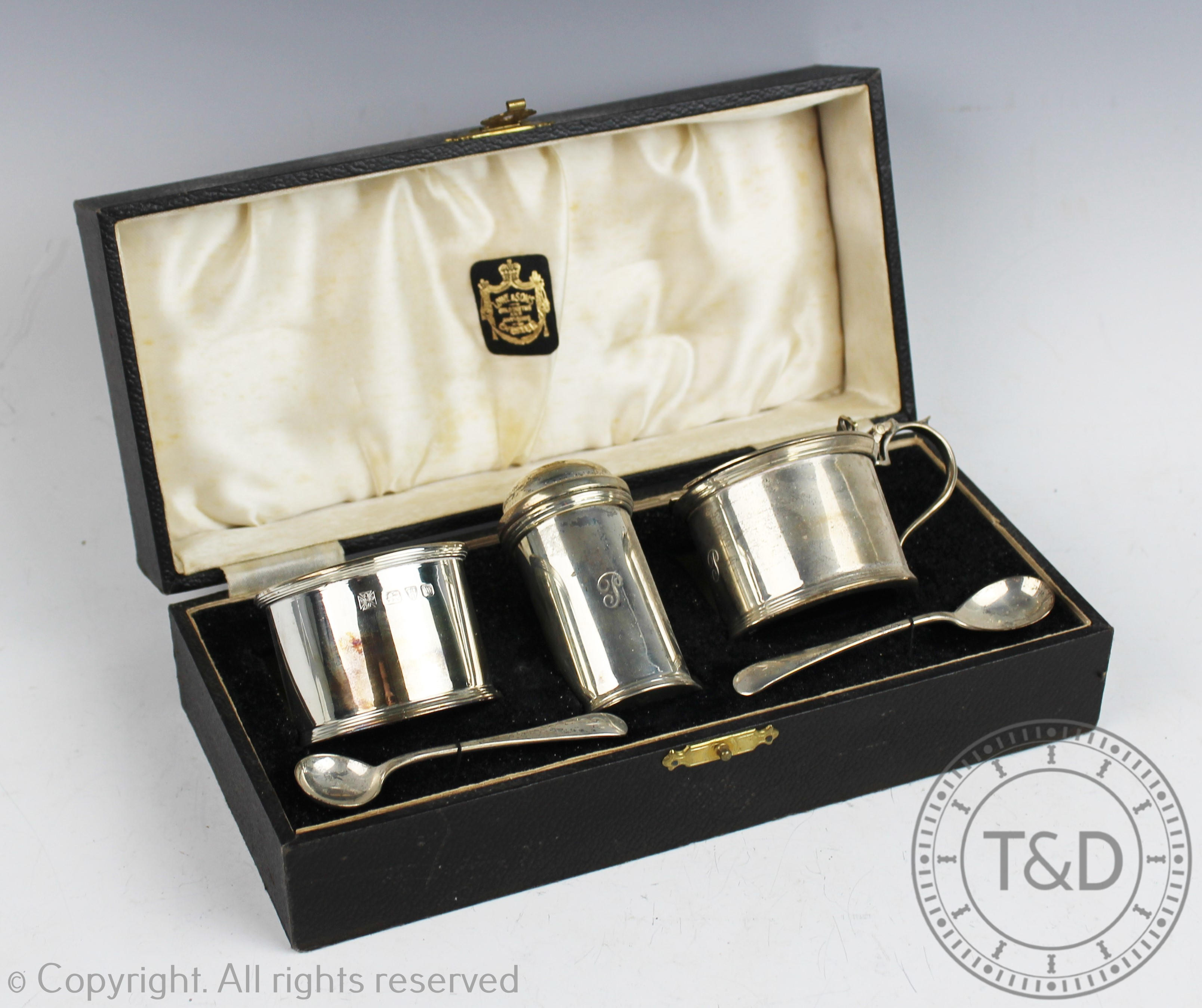 A cased silver condiment set Lowe & Sons, Chester 1937,