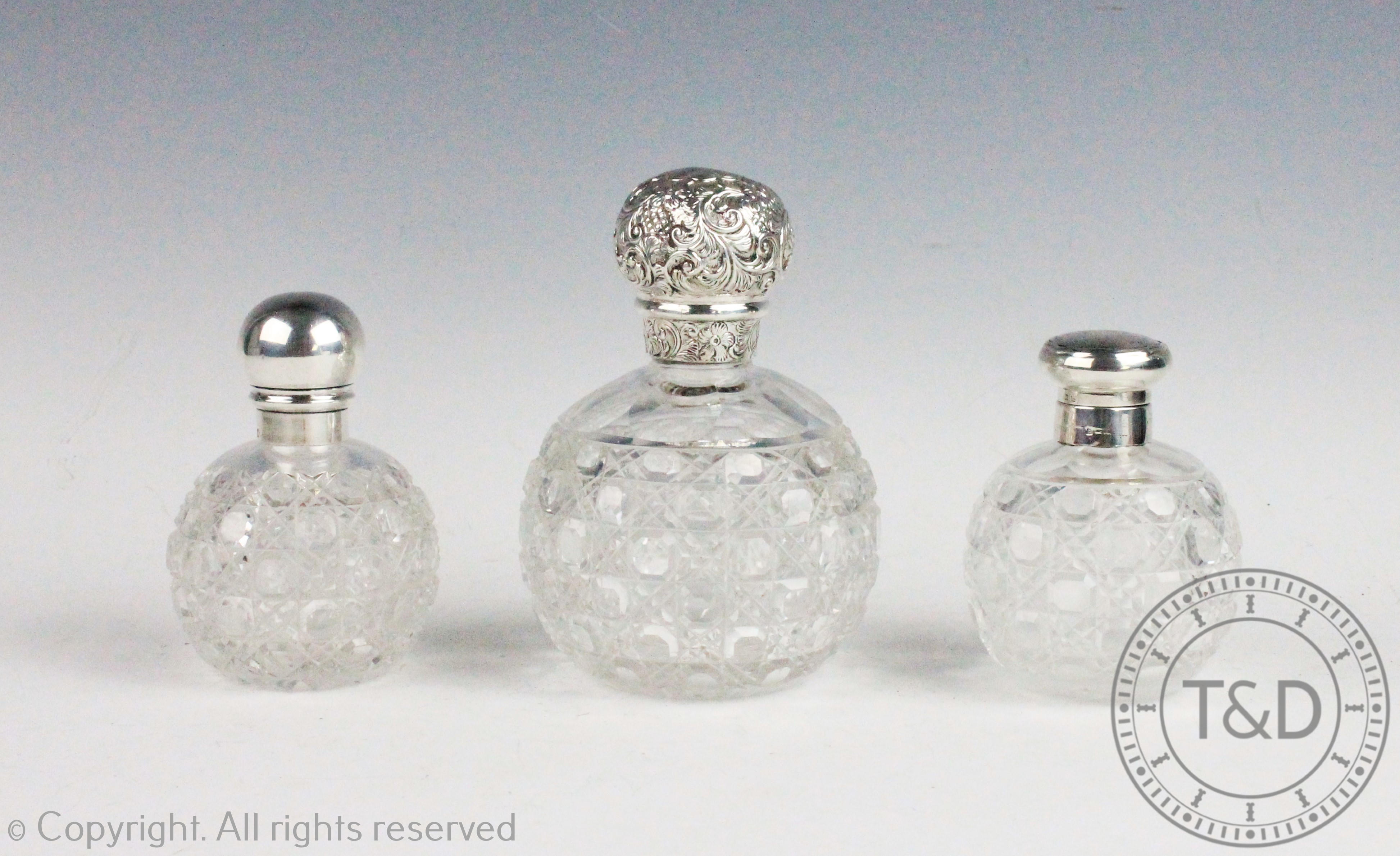 A Victorian silver mounted scent bottle and cover Sampson Mordan & Co London 1896, 11cm high,