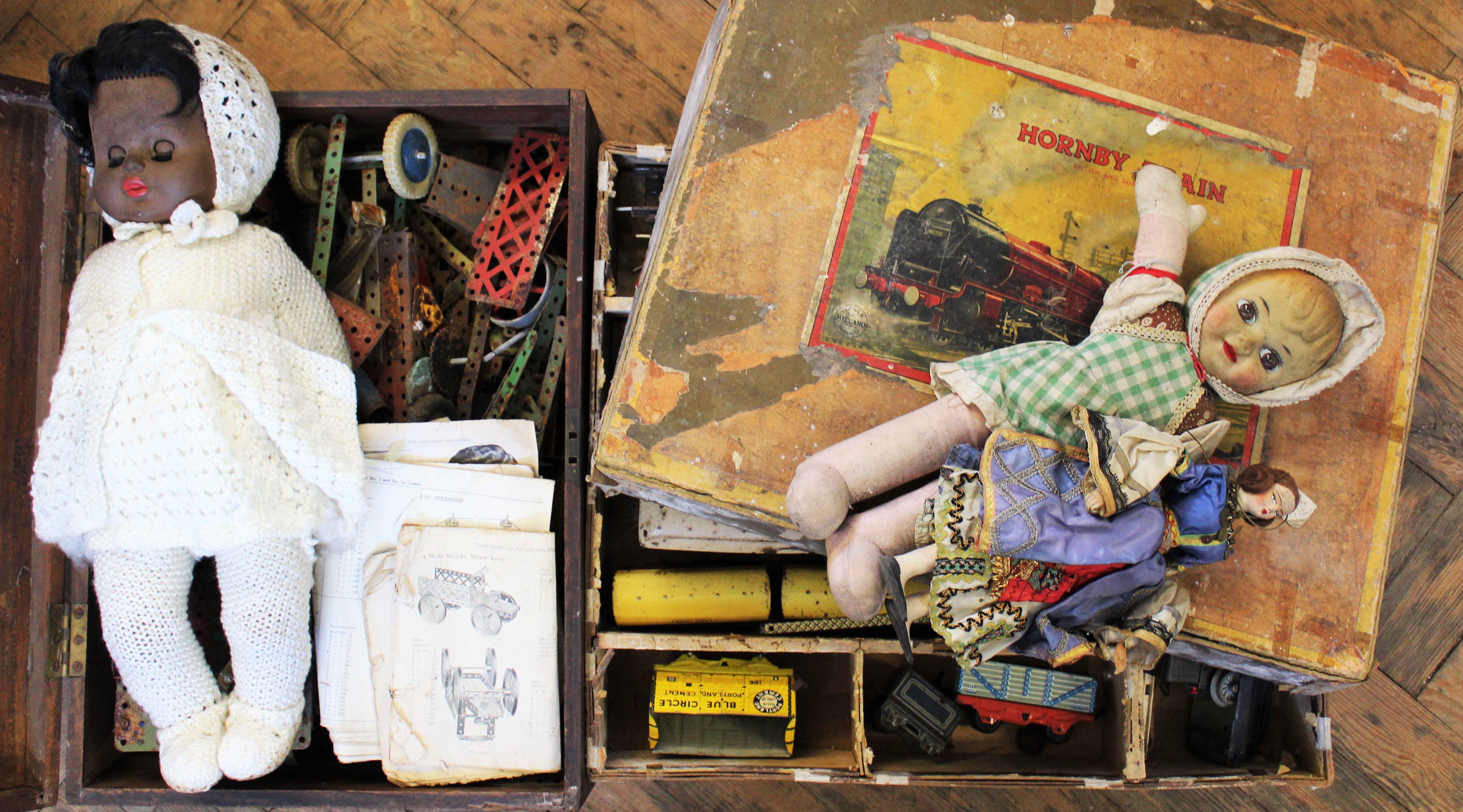 A selection of loose vintage Meccano, including a wooden Meccano box,