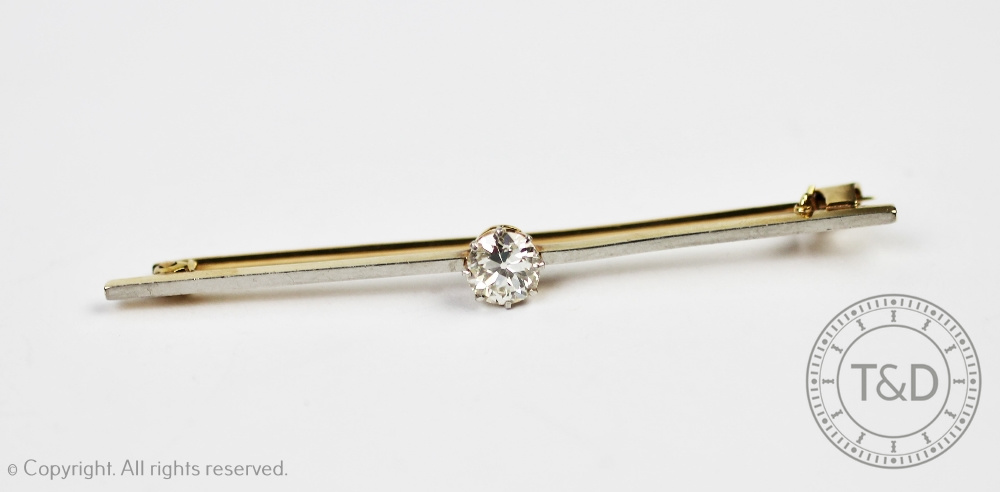 A diamond set stick pin/brooch, the brilliant cut diamond (measuring approx 0.