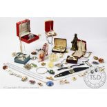 A quantity of vintage and costume jewellery to a tray, to include, brooches, rings, necklaces,