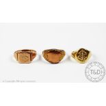 An 18ct yellow gold signet ring with engraved monogram, hallmark rubbed, weight 6.