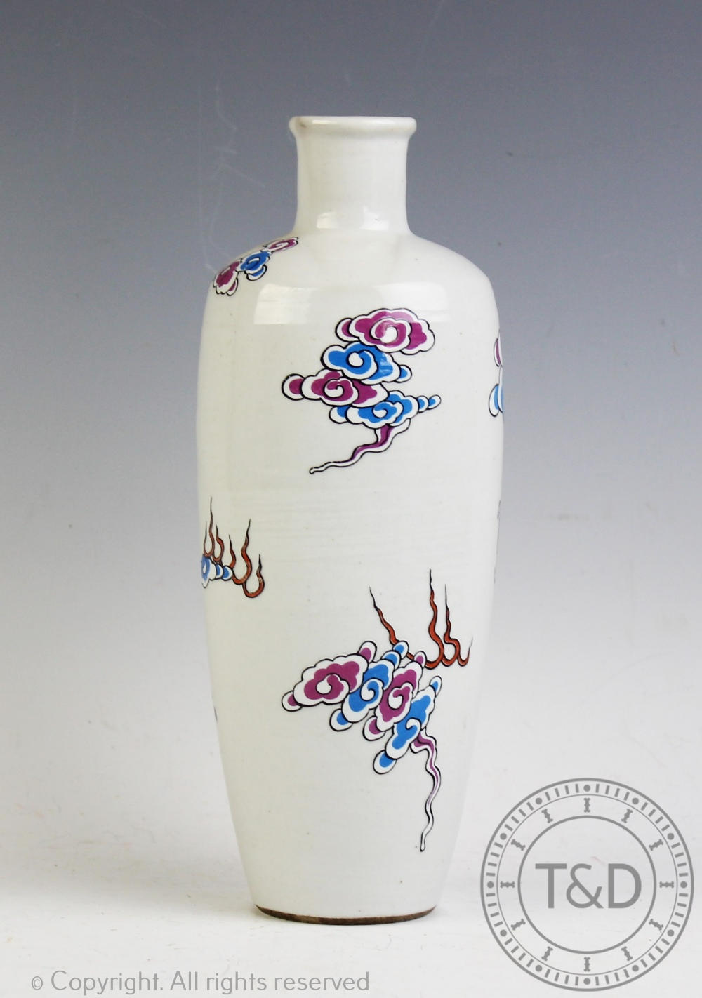 A Chinese porcelain dragon vase, - Bild 2 aus 3