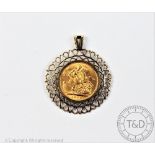 An Edward VII gold sovereign dated 1902 within 9ct yellow gold pendant setting, gross weight 11.