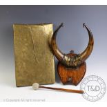 An Edwardian dinner gong, modelled as a pair of bovine horns with gilt metal bracket,