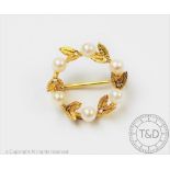 A 9ct yellow gold wreath brooch,