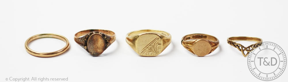 A 9ct gold signet ring, a 9ct gold wedding band and three further 9ct gold rings, gross weight 19.