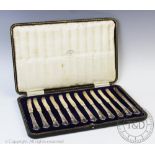 A cased set of twelve silver butter knives, Allen and Darwin, Sheffield 1915,