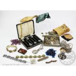 A selection of gold and costume jewellery, to include a 9ct gold wedding band,