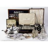 A cased pair of silver salts with spoons, Walker & Hall, Sheffield 1997, with a silver tea spoon,