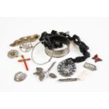 An assortment of vintage and costume jewellery, to include a vulcanite chain, a coral and yellow