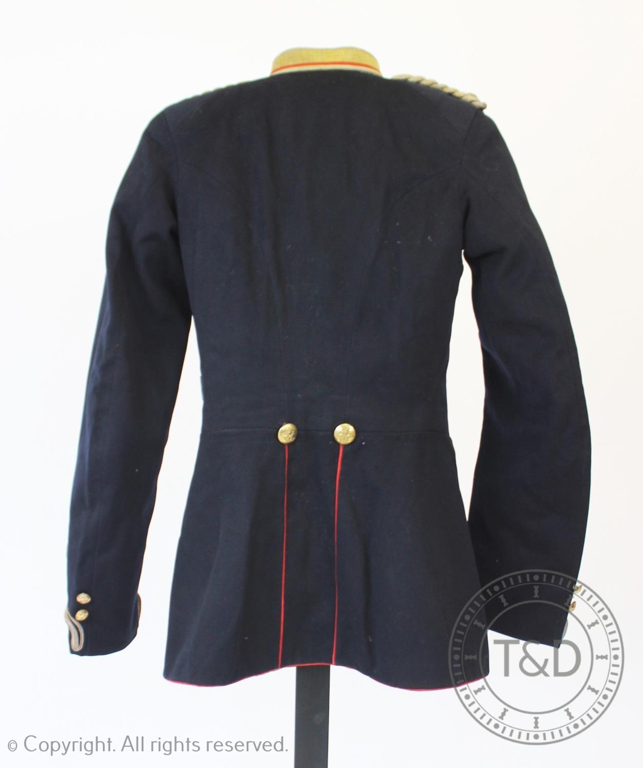 An early 20th century Royal Artillery military tunic, the navy facecloth jacket with Royal Artillery - Bild 6 aus 6