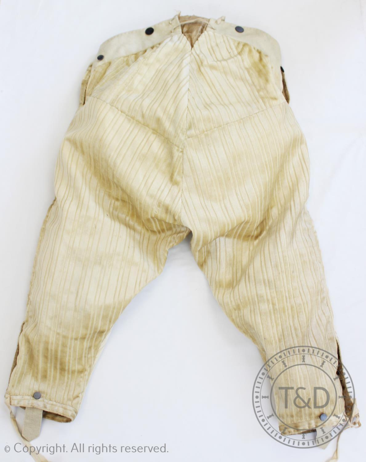 A pair of ivory silk breeches, circa 1780, decorated with a stripe with red and green flecks - Image 4 of 4