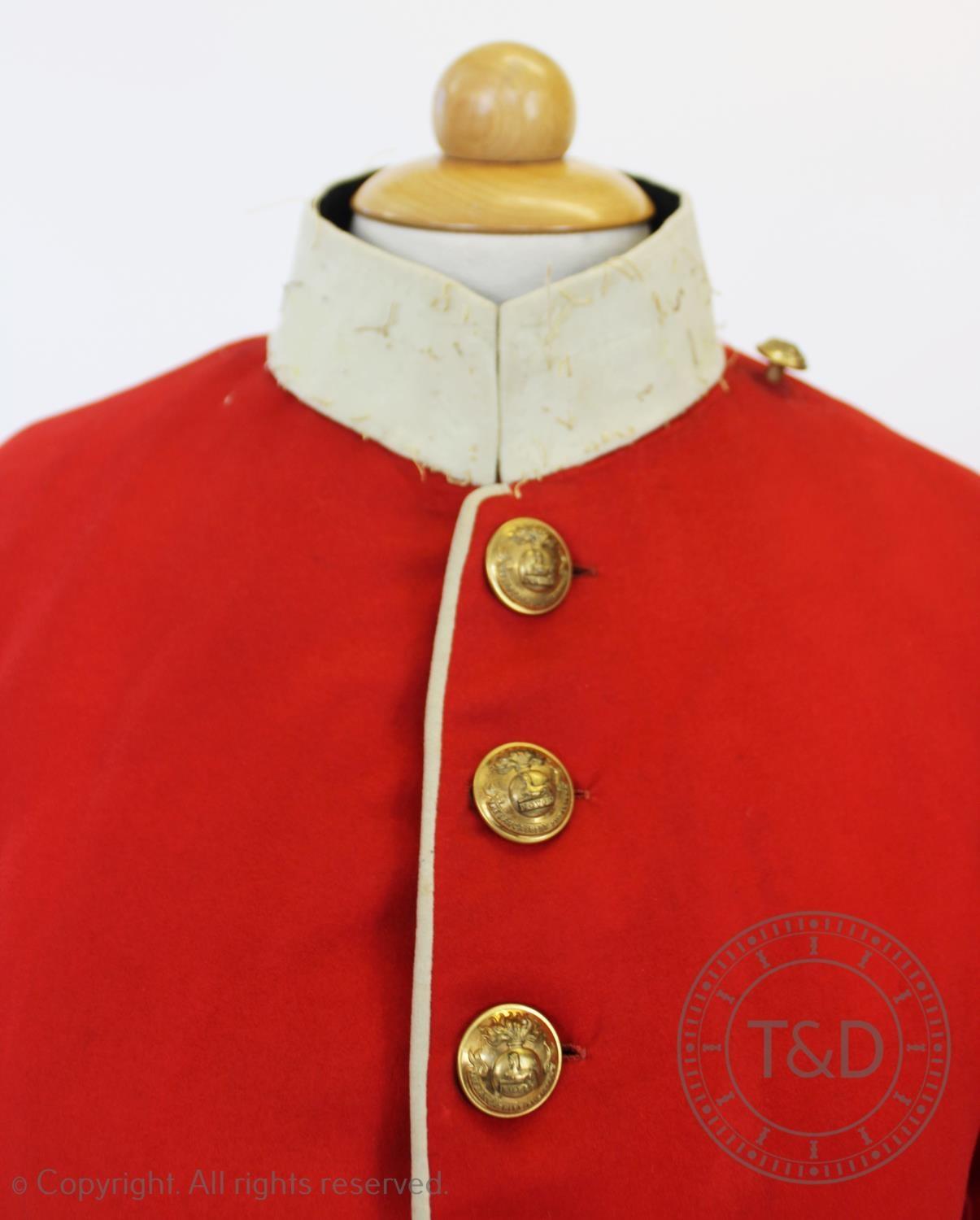 A Lancashire Regiment dress tunic and matched trousers, the scarlet coat with military buttons to - Bild 3 aus 7