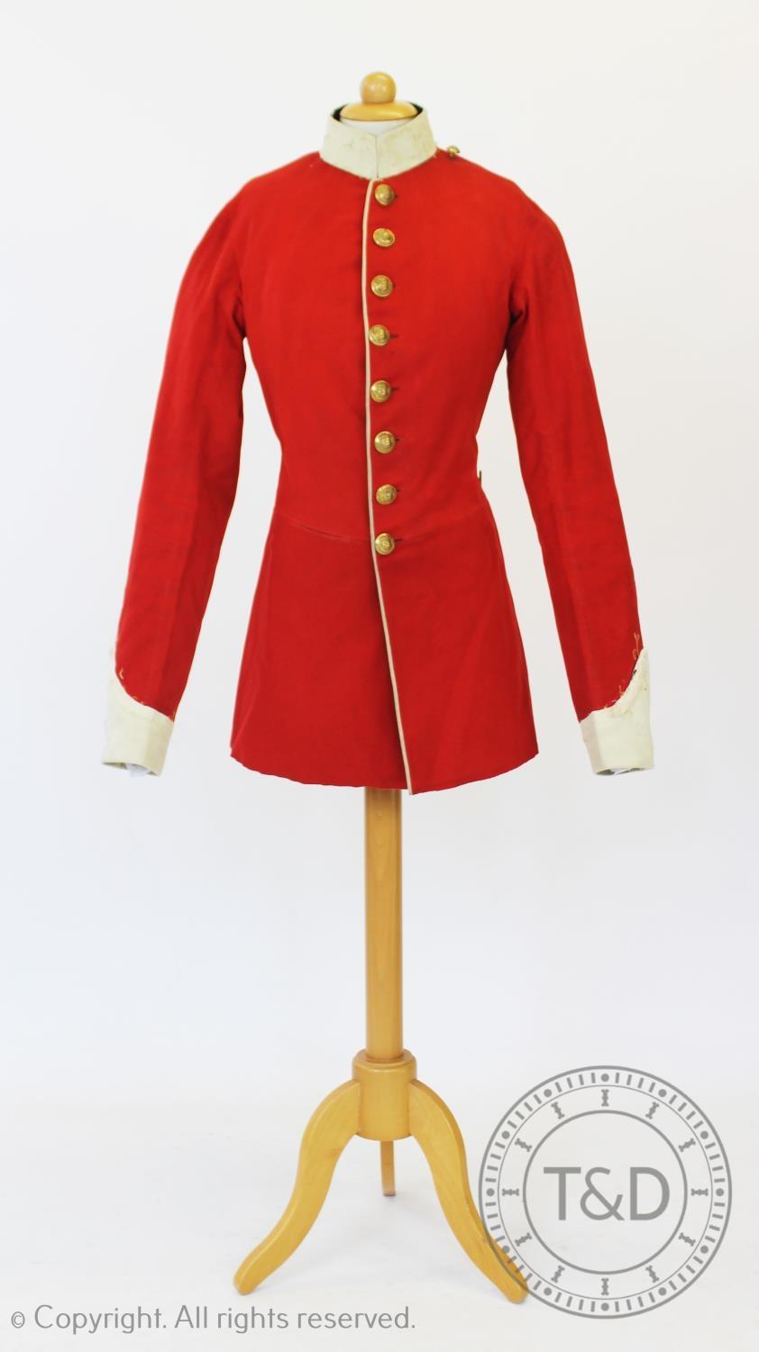 A Lancashire Regiment dress tunic and matched trousers, the scarlet coat with military buttons to - Bild 2 aus 7