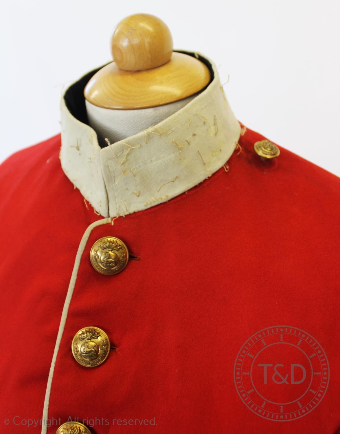 A Lancashire Regiment dress tunic and matched trousers, the scarlet coat with military buttons to - Bild 6 aus 7