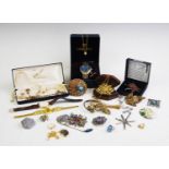 A selection of costume jewellery, to include: a variety of brooches, leaf shaped, stone set etc,