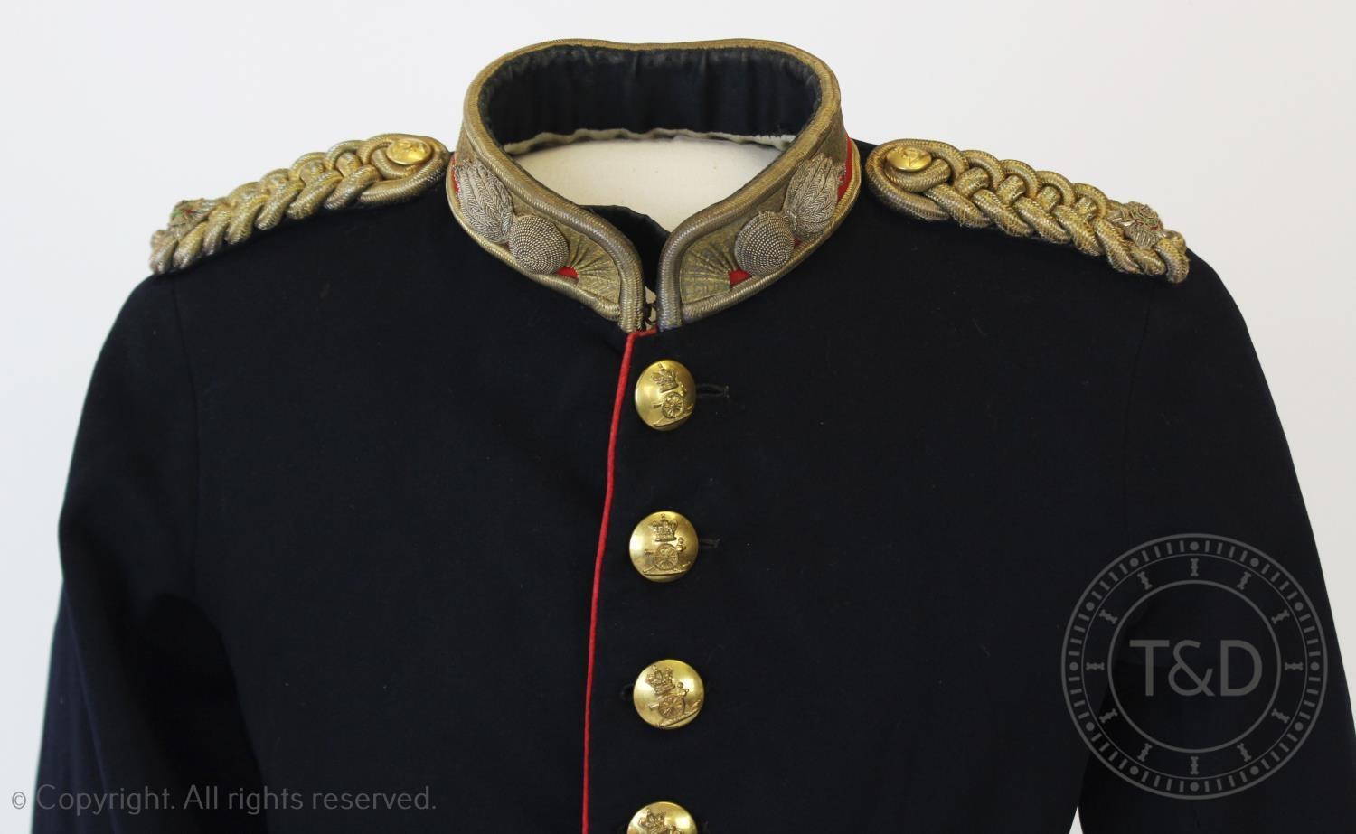 An early 20th century Royal Artillery military tunic, the navy facecloth jacket with Royal Artillery - Bild 3 aus 6