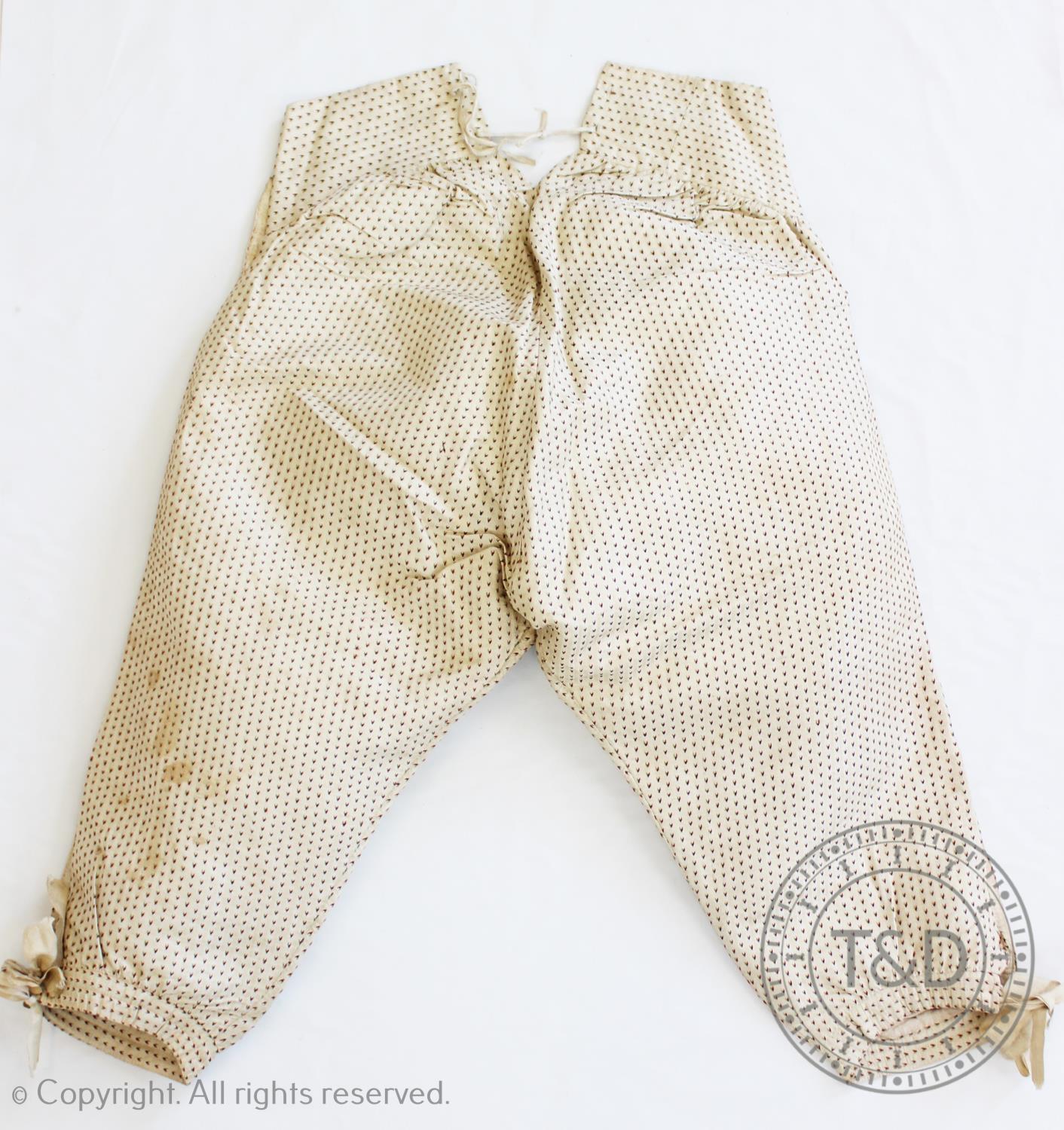 A pair of ivory silk breeches, circa 1780, decorated with a stripe with red and green flecks - Image 3 of 4