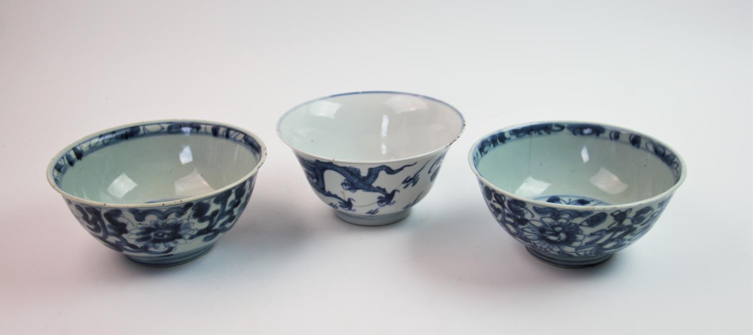 A Chinese 18th century porcelain blue and white bowl, Kangxi period, externally decorated with two - Image 2 of 2