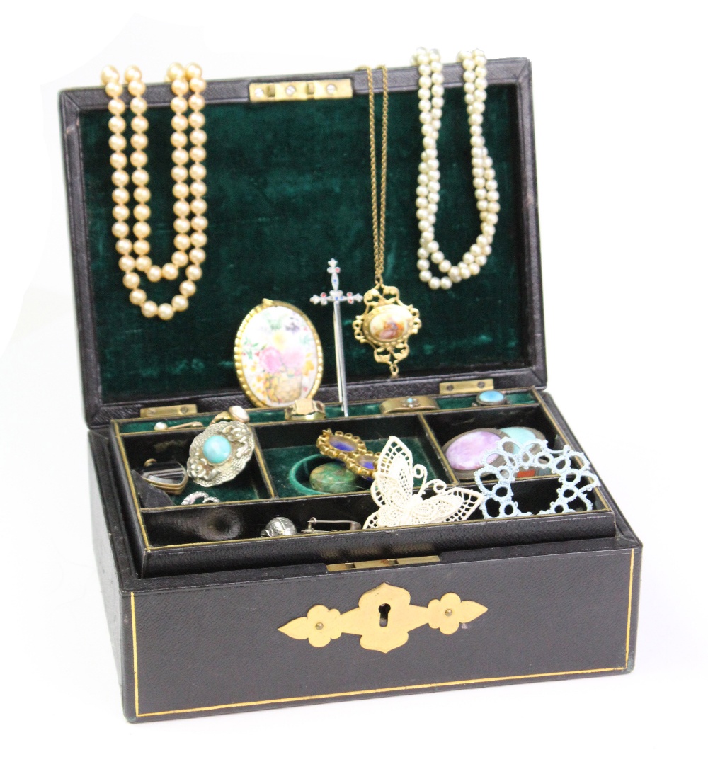 An assortment of Victorian and vintage costume jewellery, to include a Victorian yellow metal
