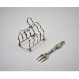 An Edwardian silver four slice toast rack, Birmingham 1904, with rectangular base, raised upon