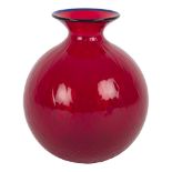 VENINI VASO sferico in vetro di Murano nei toni del rosso. XX secolo Misure: h cm 17