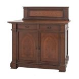 CREDENZA con alzata a due ante e due cassetti in noce con tarsie in bosso. Italia XIX secolo Misure: