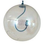 PRODUZIONE ITALIANA ANNI '70 LAMPADARIO a sfera in vetro di Murano colore iridescente. Misure: