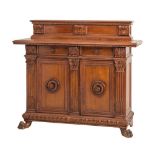 CREDENZA a due ante in noce. XX secolo Misure: cm 158 x 53 x h 138