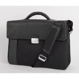 BORSA da lavoro PiQuadro in pelle e tessuto nero (lievi usure). Misure: cm 46 x 10 x h 39