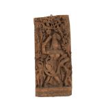 PANNELLO in legno riccamente intagliato raffigurante "Divinita'". India XIX secolo Misure: cm 40 x