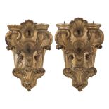 COPPIA APPLIQUES a scudo a due fiamme in legno dorato. Italia XIX secolo Misure: h cm 57