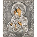 ICONA dipinta a mano "Madonna con Bambino" con riza in argento. XX secolo Misure: cm 36 x 30