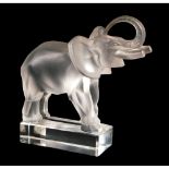 SCULTURA in cristallo Lalique raffigurante "Elefante". XX secolo Misure: h cm 15,5