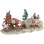 GRUPPO in porcellana Capodimonte dipinta raffigurante "Carrozza con personaggi trainata da cavalli".