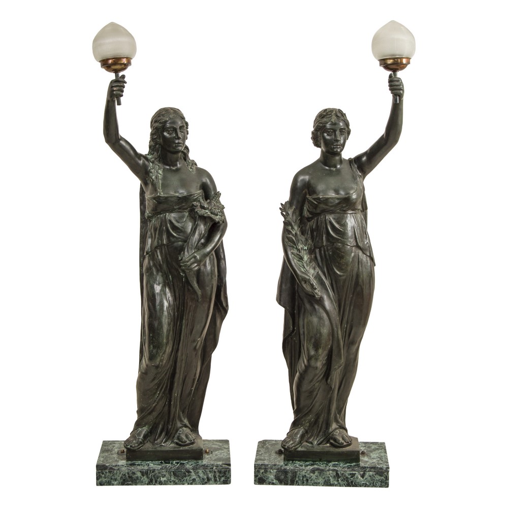 COPPIA STATUE/LAMPADE in bronzo, fusione a cera persa raffiguranti "Figure neoclassiche" con basi in