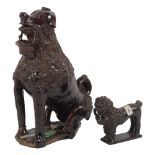 DUE SCULTURE in ceramica Malvica smaltata raffiguranti "Cani con cestini". Primi '800 Misure: h cm 9