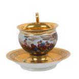 TAZZA Impero con piattino in porcellana dorata e dipinta raffigurante "Pescatori". Francia primi '