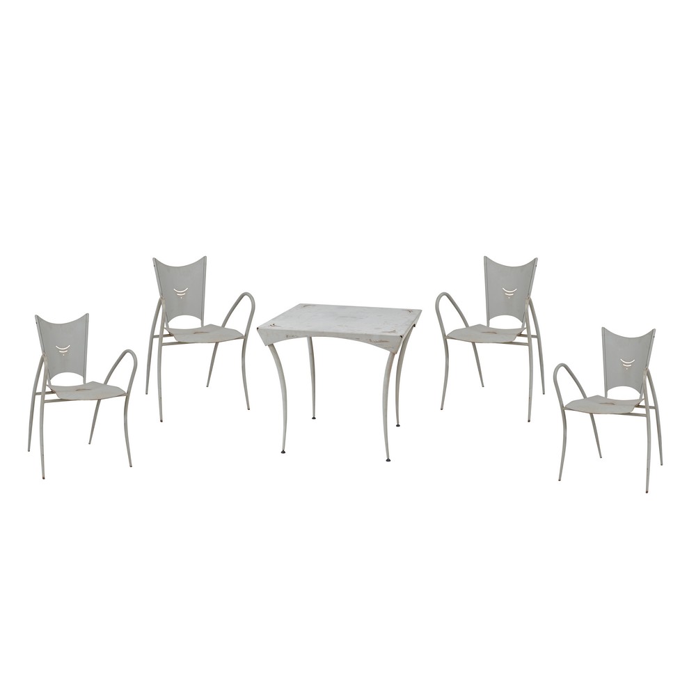 BOREK SIPEK (attr.le) TAVOLO da giardino con quattro sedie in metallo curvato. Misure: cm 78 x 78
